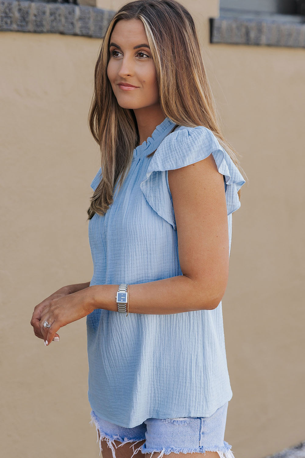 Blouse texturée froissée rose à manches bouffantes et à volants