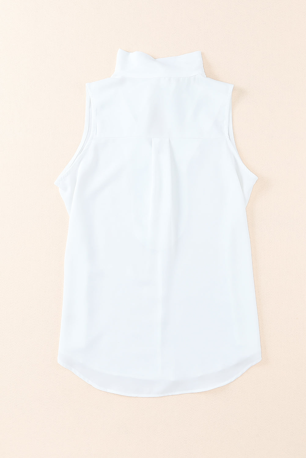 Chemise blanche sans manches à col en V et nœud papillon