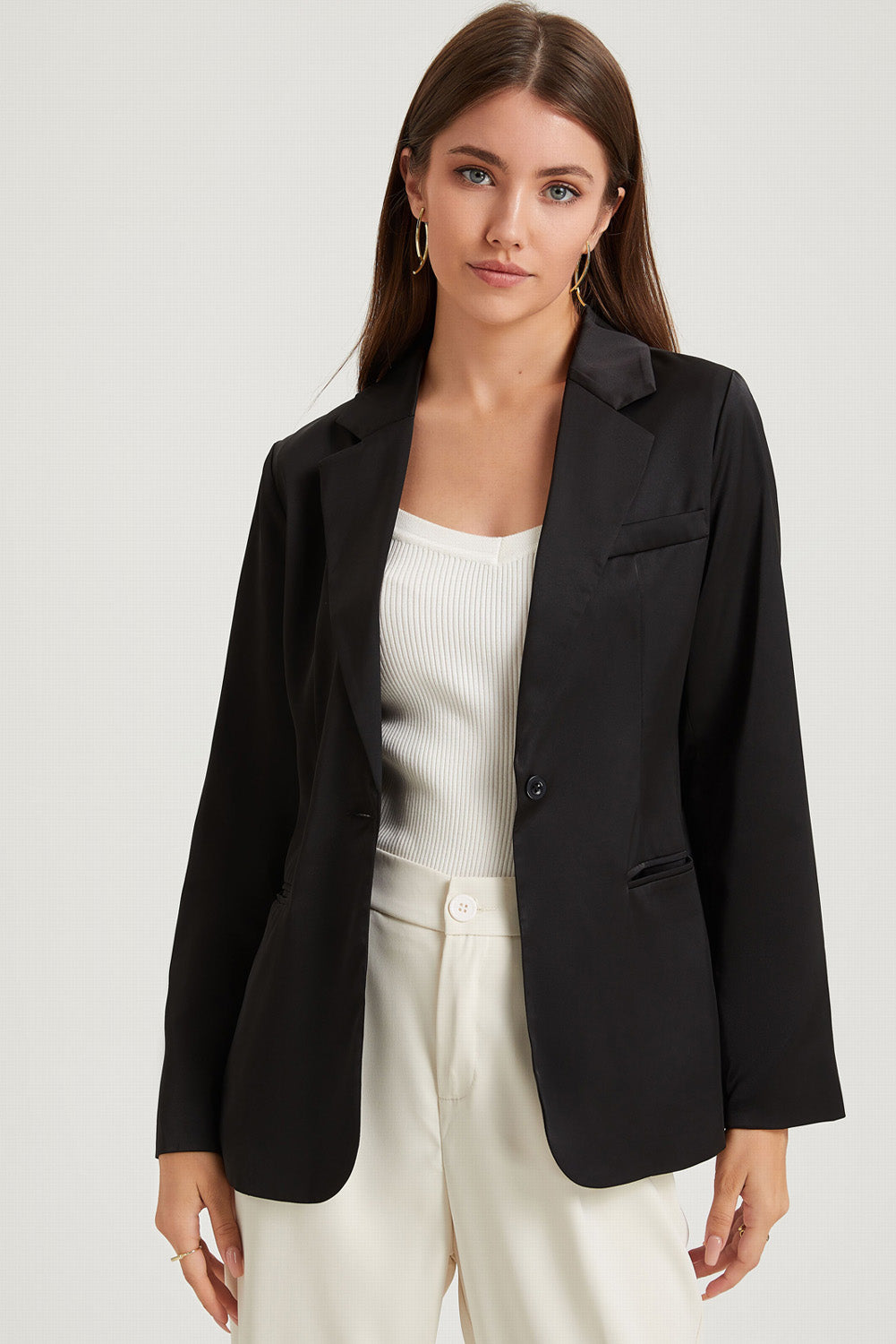 Blazer noir avec poches et bouton unique, col à revers