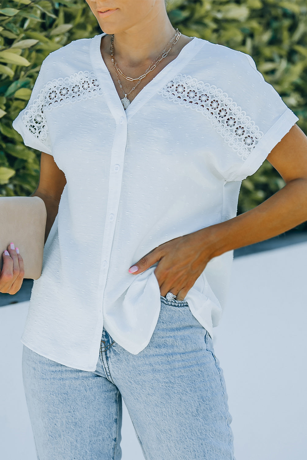 Chemise blanche à manches courtes boutonnée en dentelle à pois 