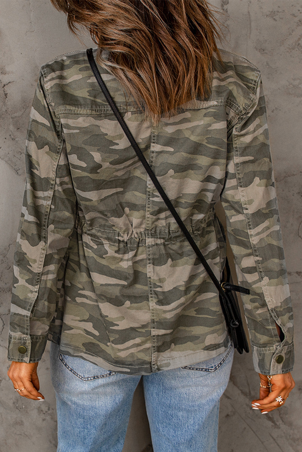 Veste boutonnée multi-poches à imprimé camouflage vert