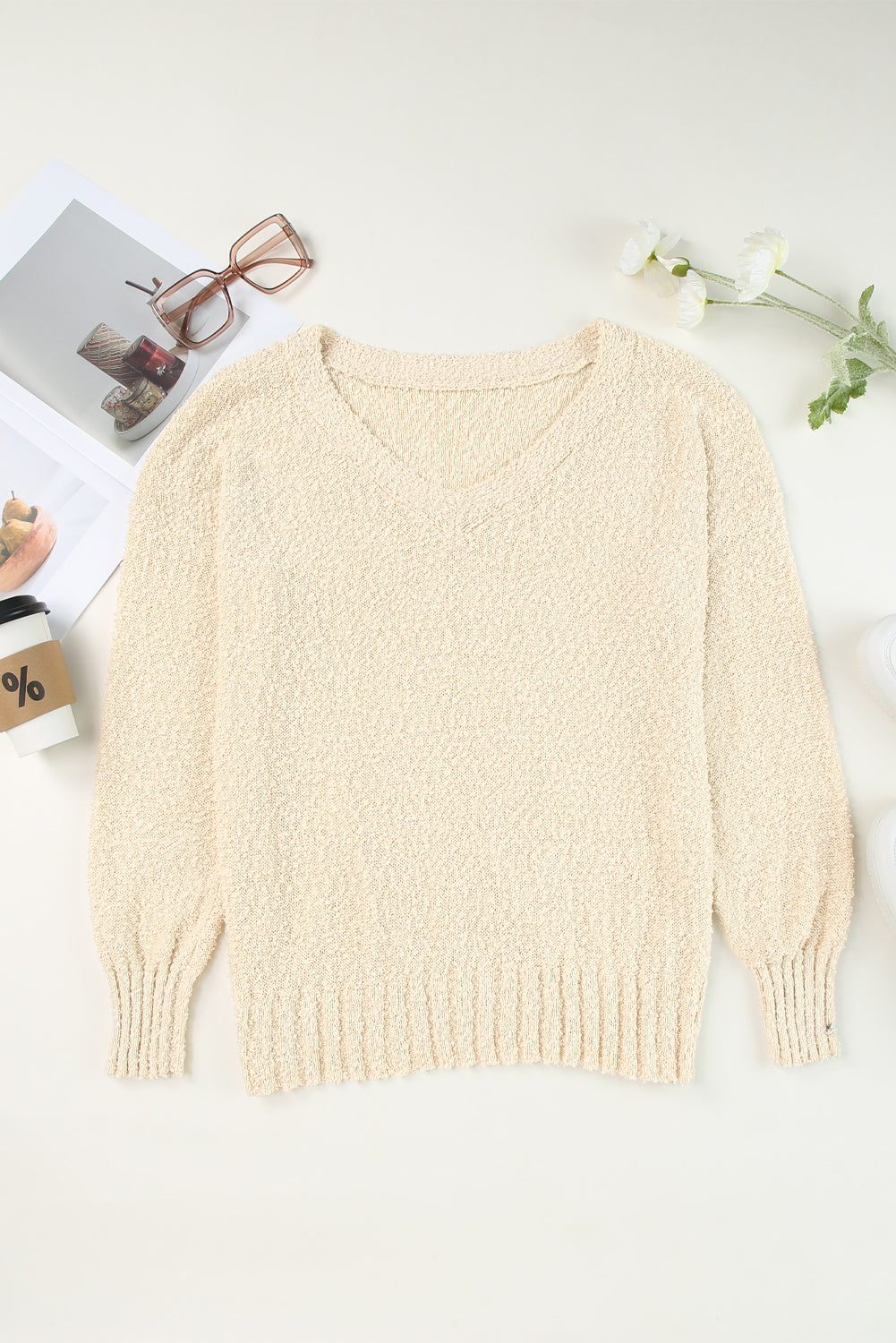 Pull beige uni flou à col en V