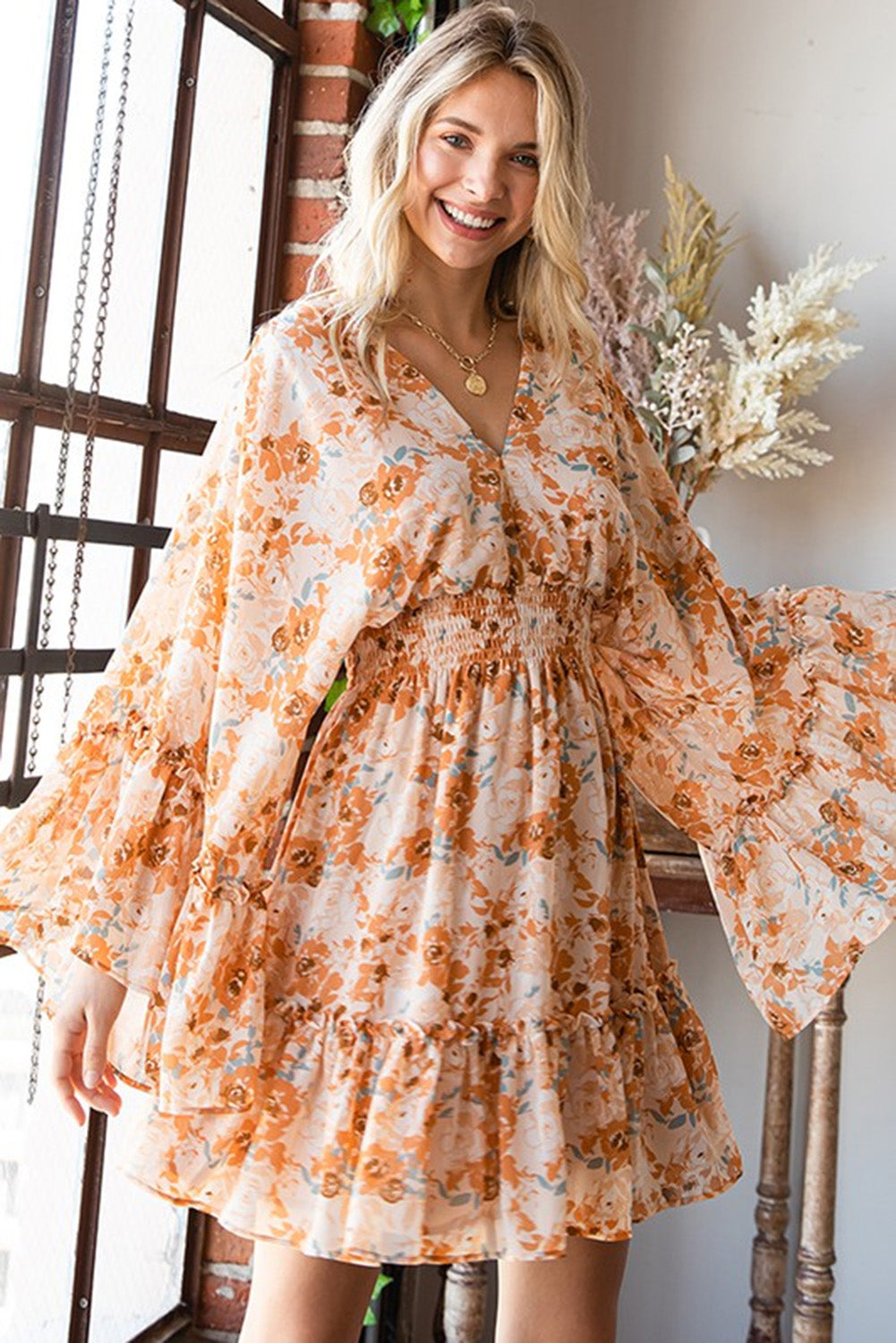 Robe orange fleurie à taille smockée