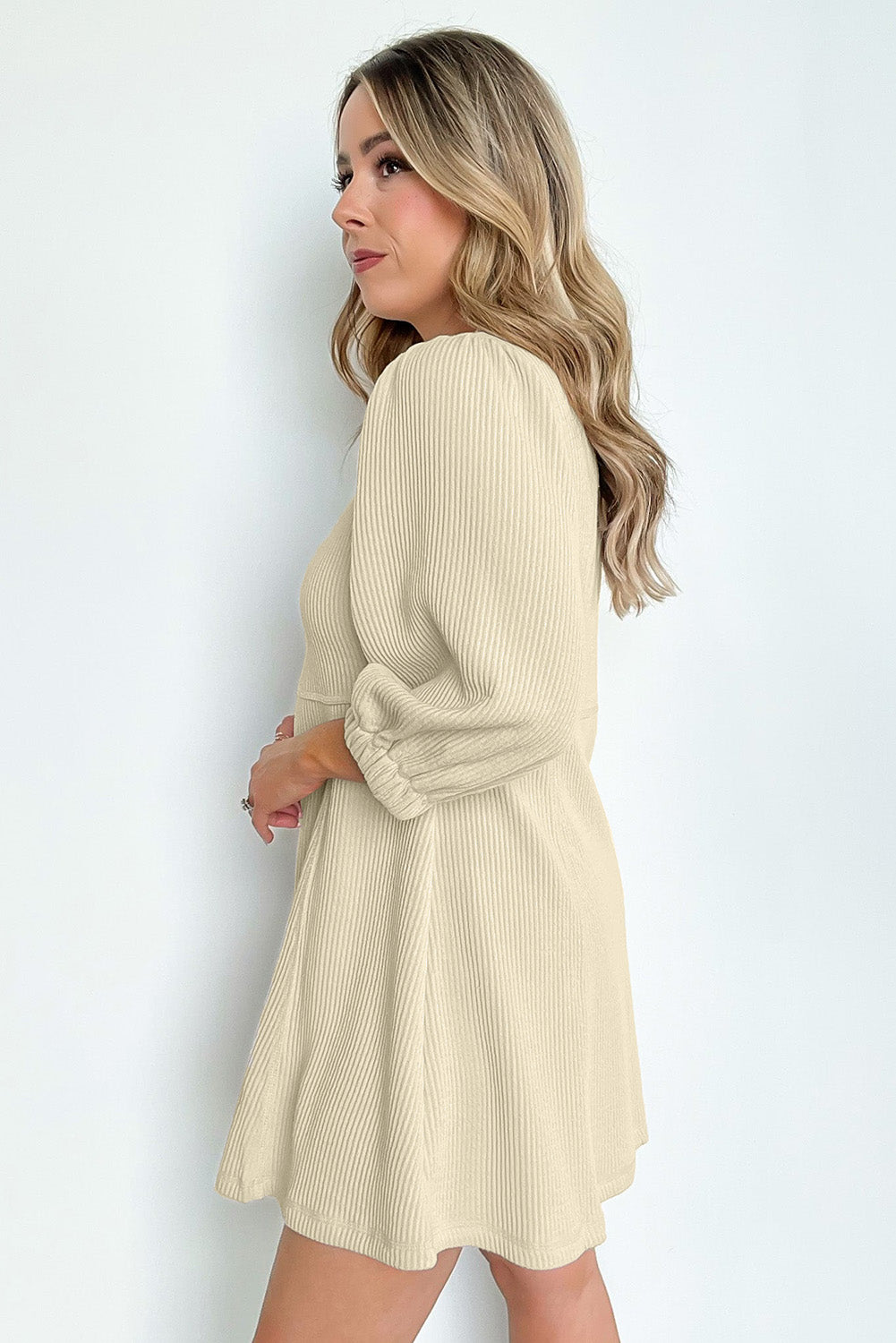 Mini-robe évasée en tricot côtelé beige à manches bouffantes