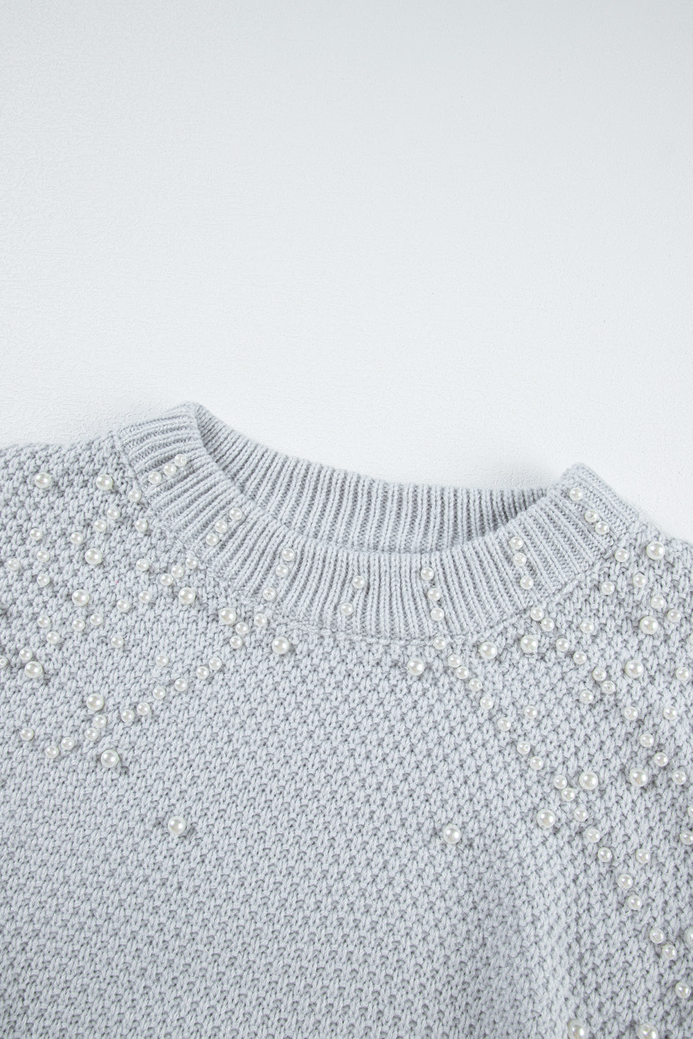 Pull gris à manches larges et volants orné de perles