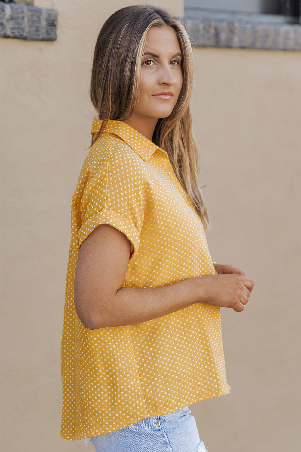 Chemise jaune roulée à manches courtes et imprimé à pois