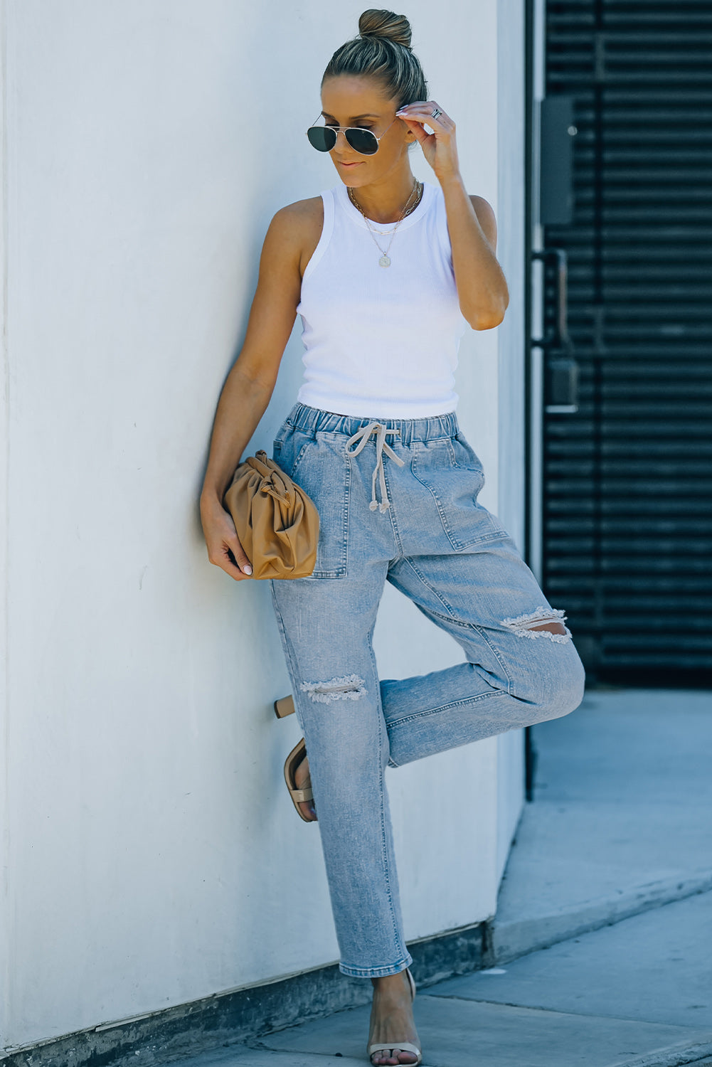 Pantalon de jogging en denim à poches rondes en détresse bleu ciel