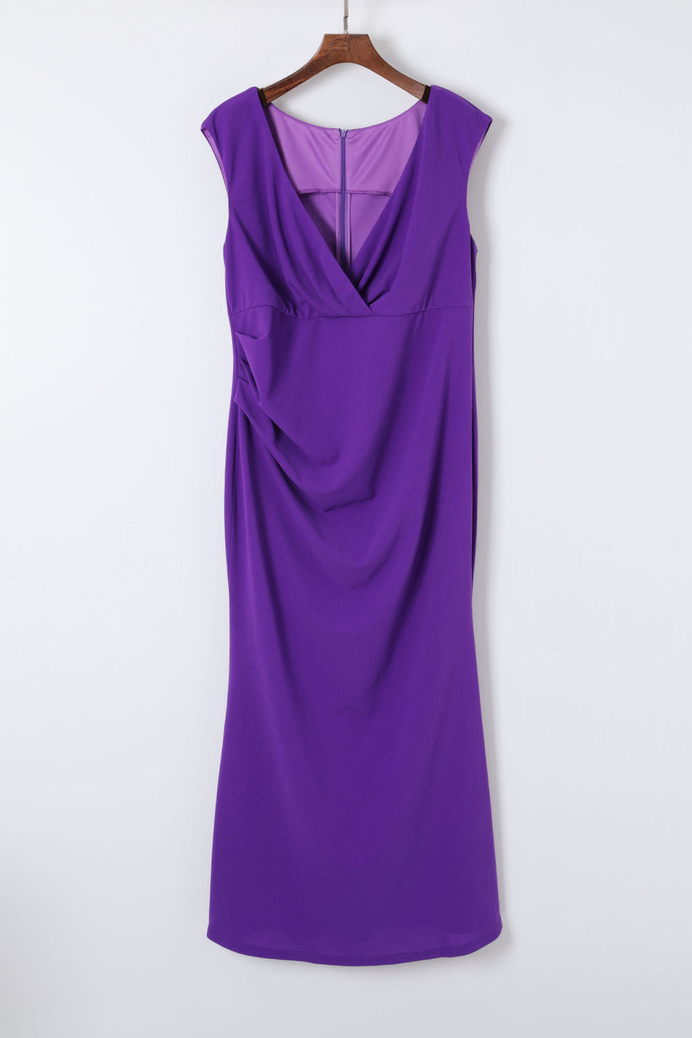 Robe longue ajustée et évasée plissée à col en V de grande taille violet