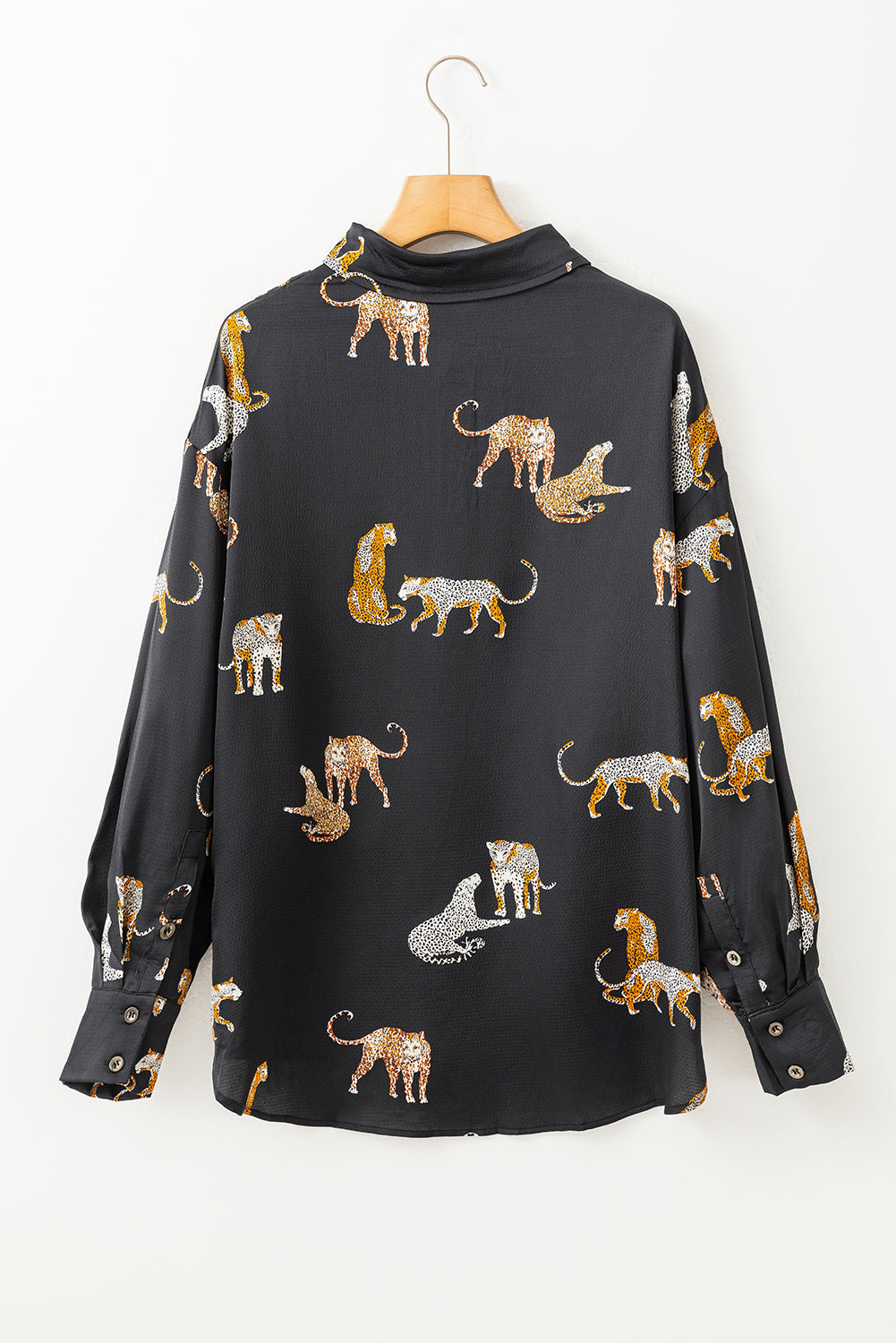 Chemise noire boutonnée en satin à imprimé animal guépard 