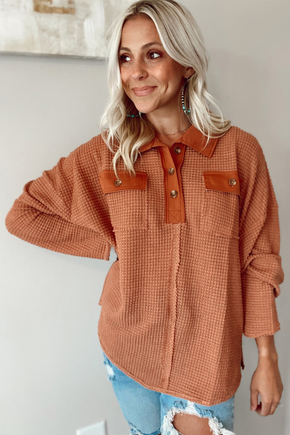 Haut à manches longues marron en tricot gaufré avec boutons et bordure contrastée