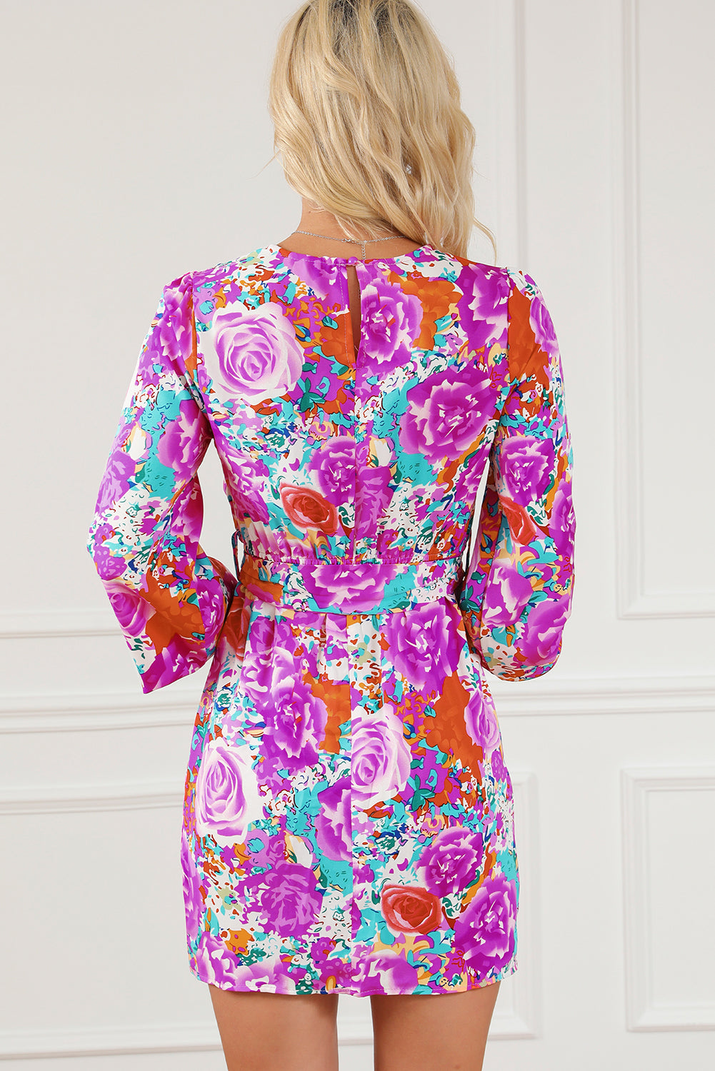 Robe violette à fleurs avec trou de serrure dans le dos et manches longues avec ceinture