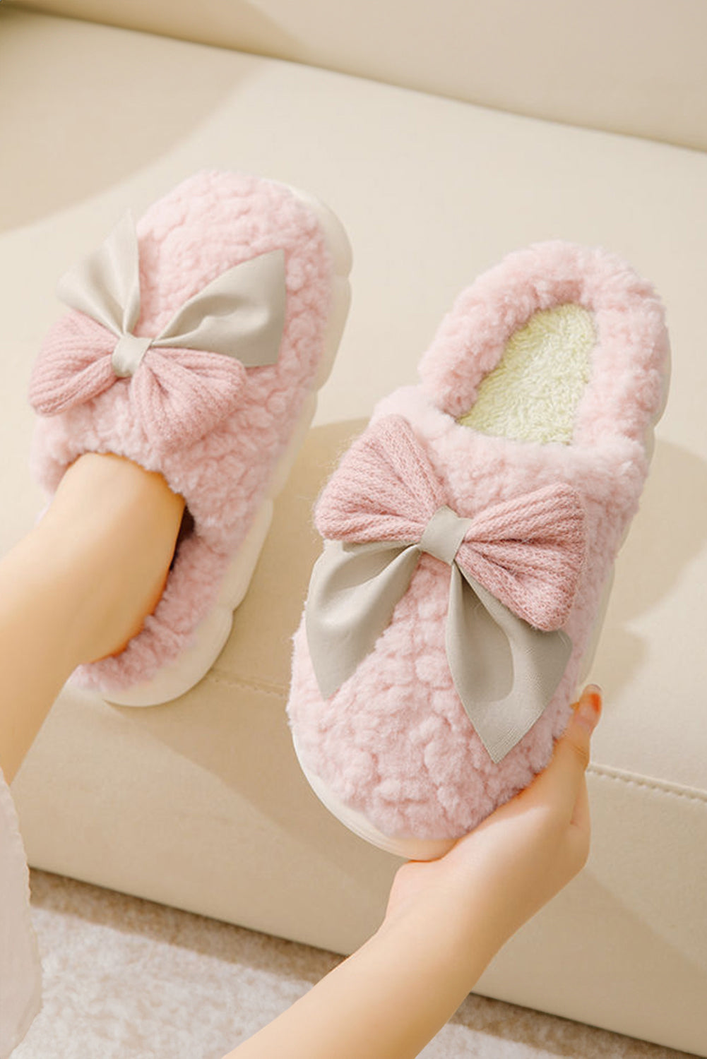 White Contrast Bowknot Applique Plush Winter Slippers (Bow Colors May Differ by Batch)