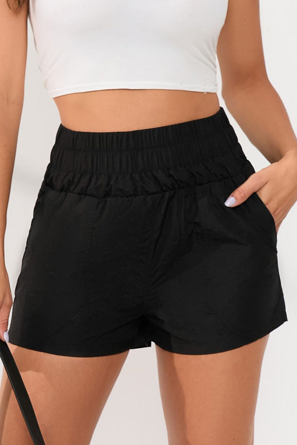 Short noir taille haute élastique avec poches latérales