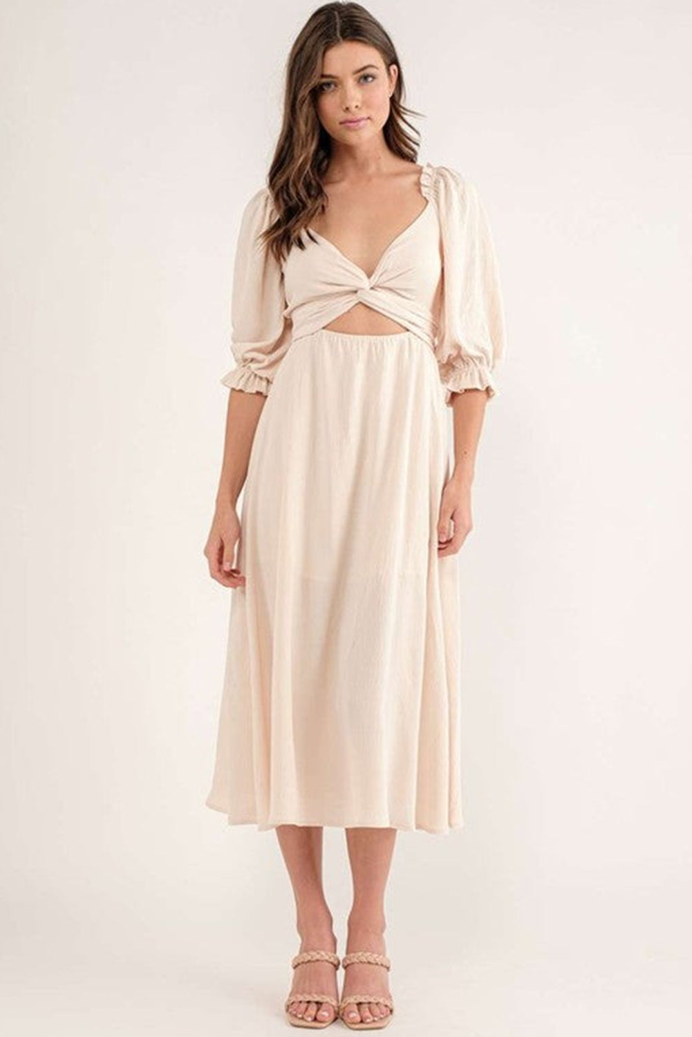 Robe longue beige à manches bouffantes et liens croisés découpés