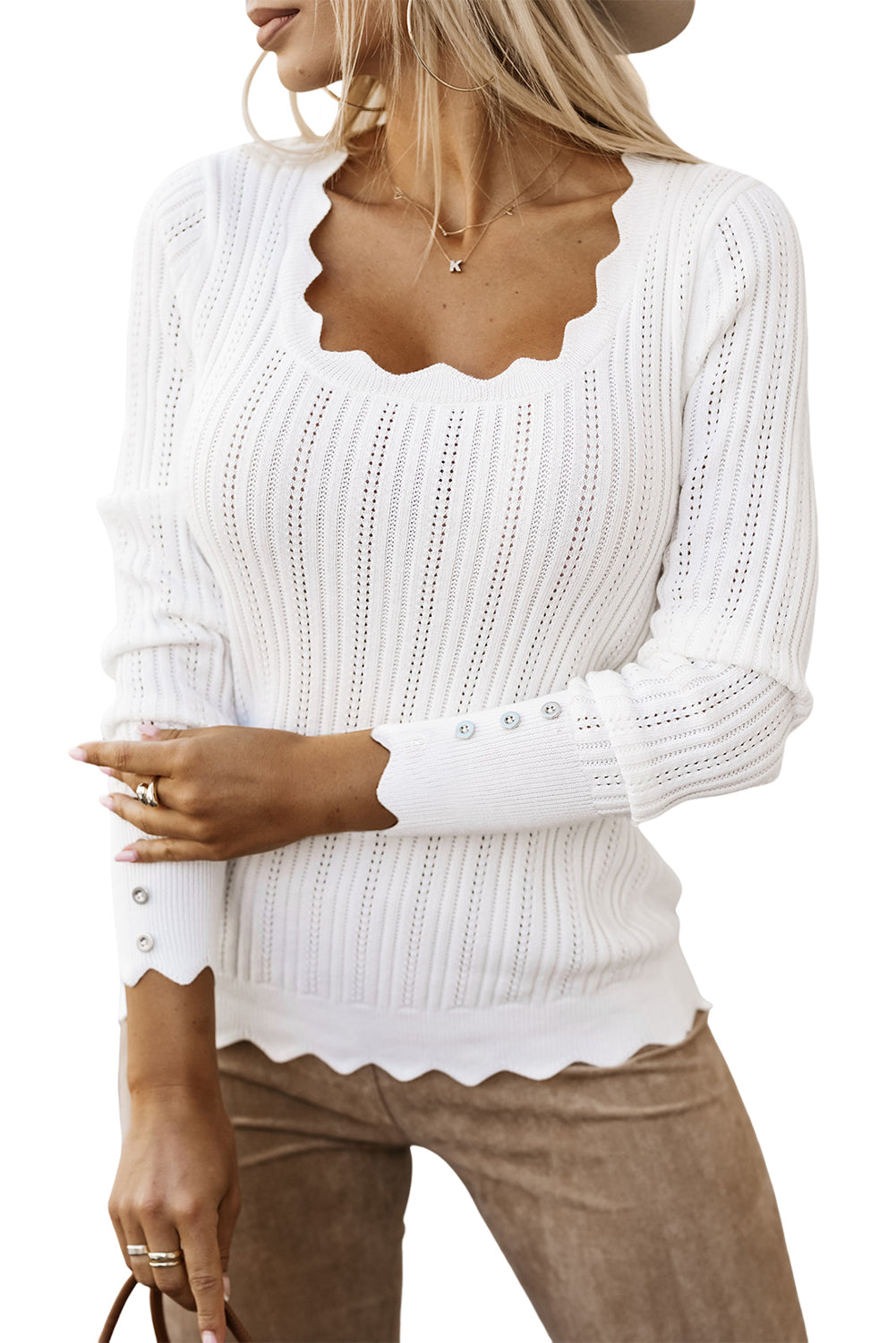 Pull slim blanc à œillets et bords festonnés