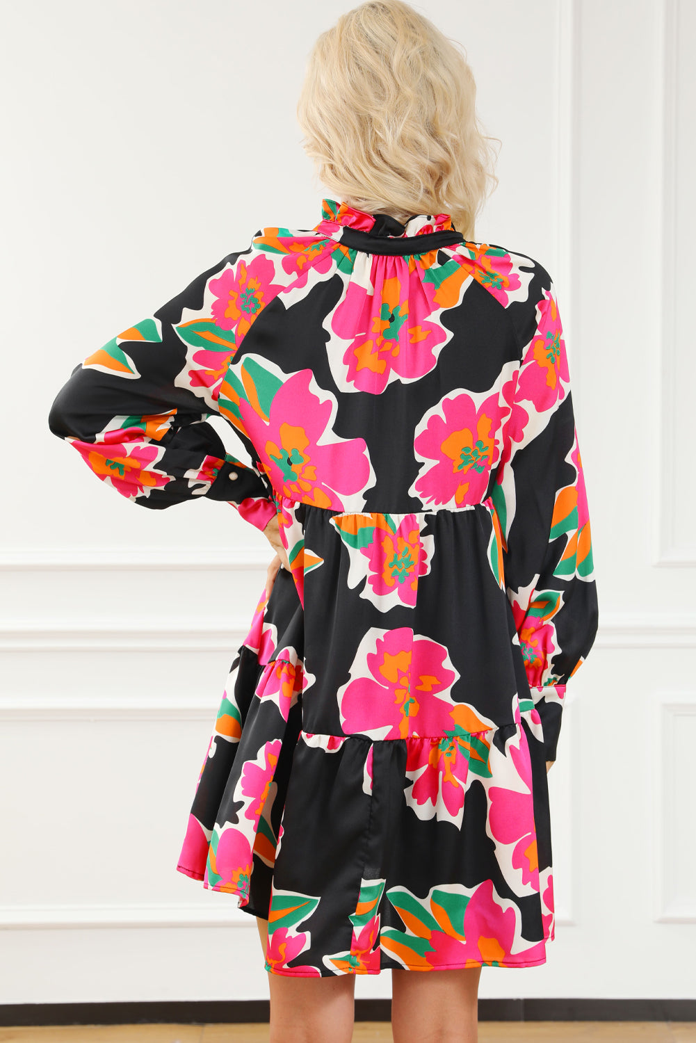 Blouse noire à manches bouffantes et imprimé floral