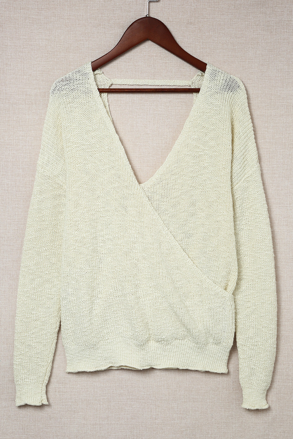 Pull en tricot beige à col en V et dos nu 