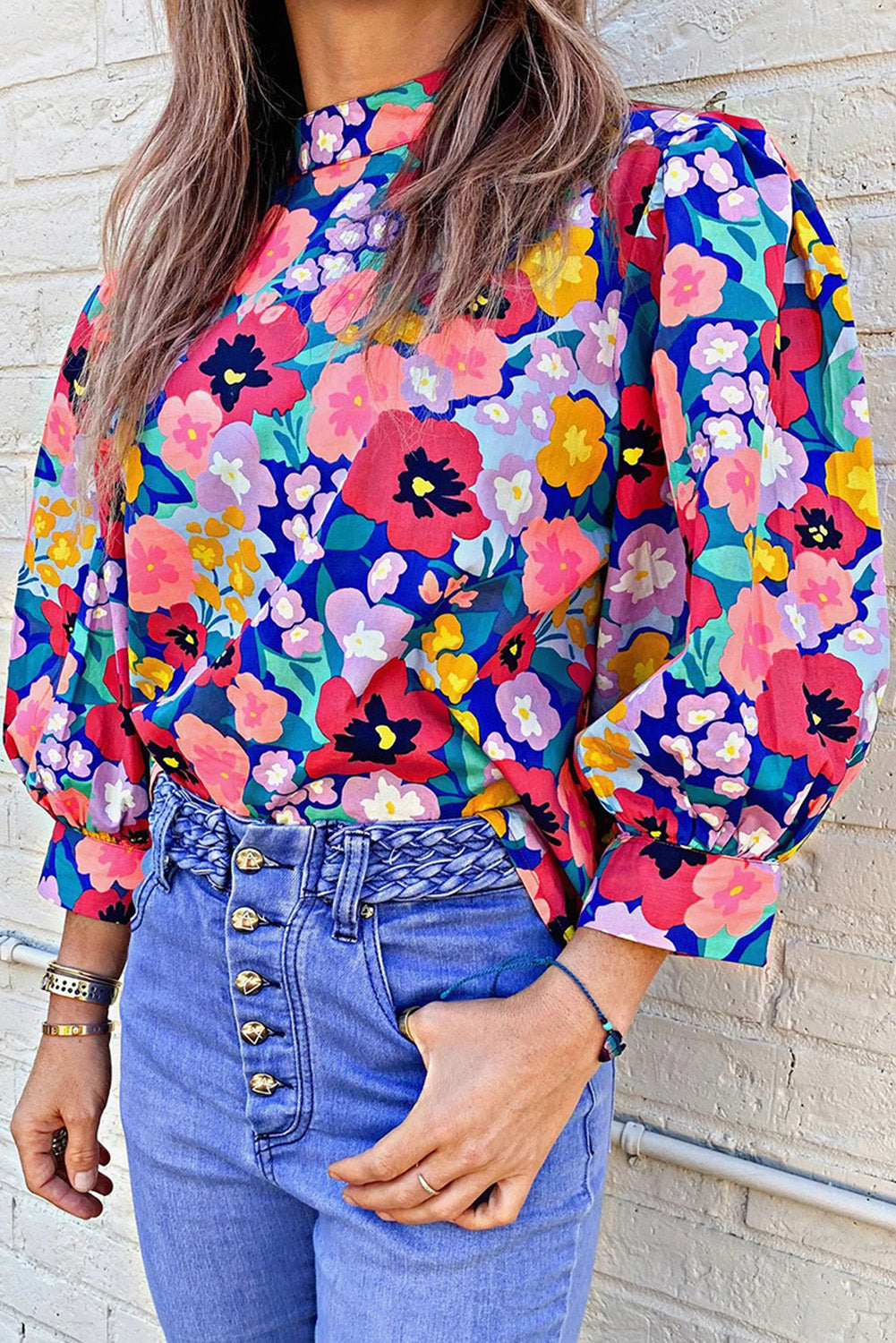 Blouse bleue à imprimé floral et manches bouffantes à col montant