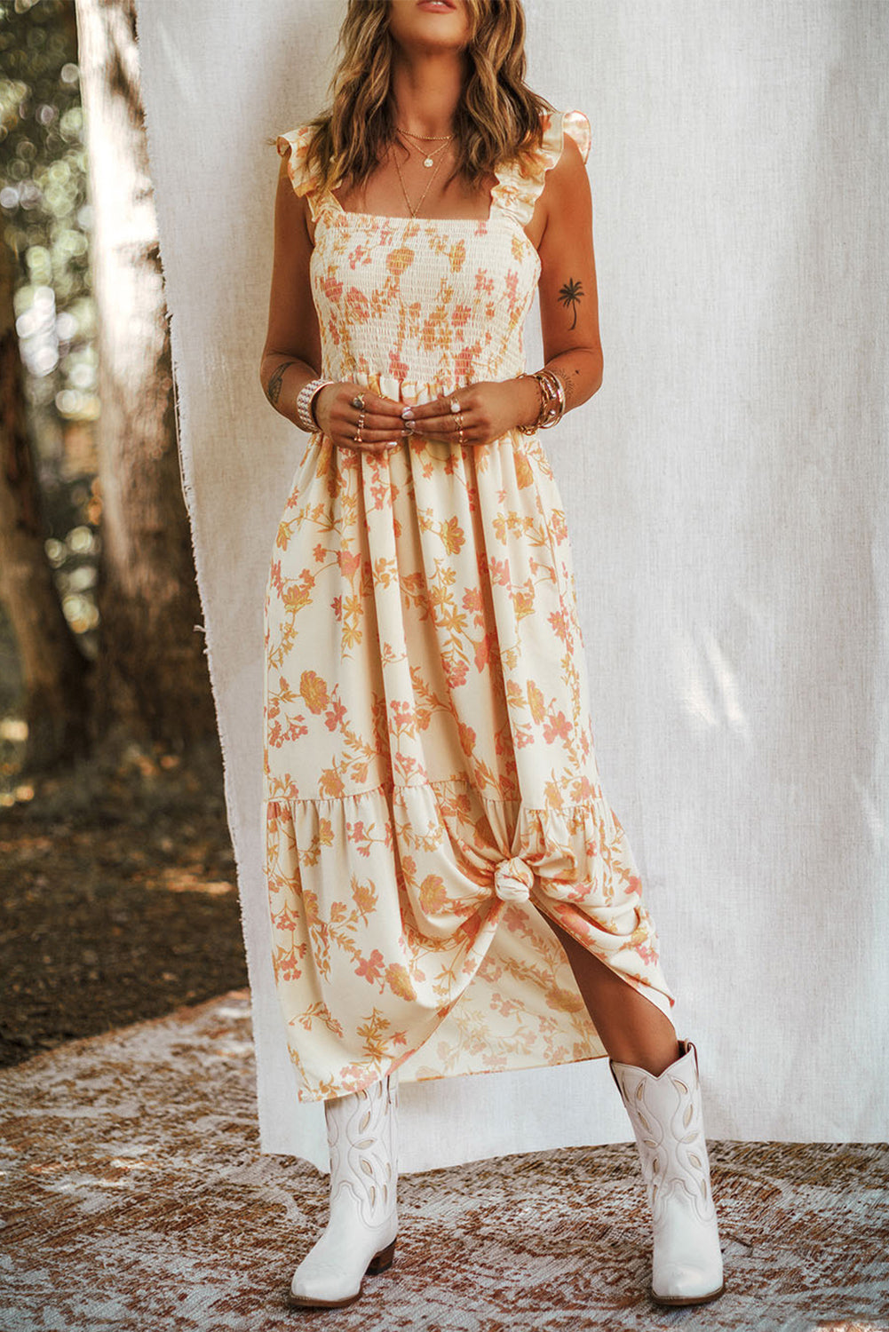 Robe blanche imprimée avec corsage smocké et bretelles à volants