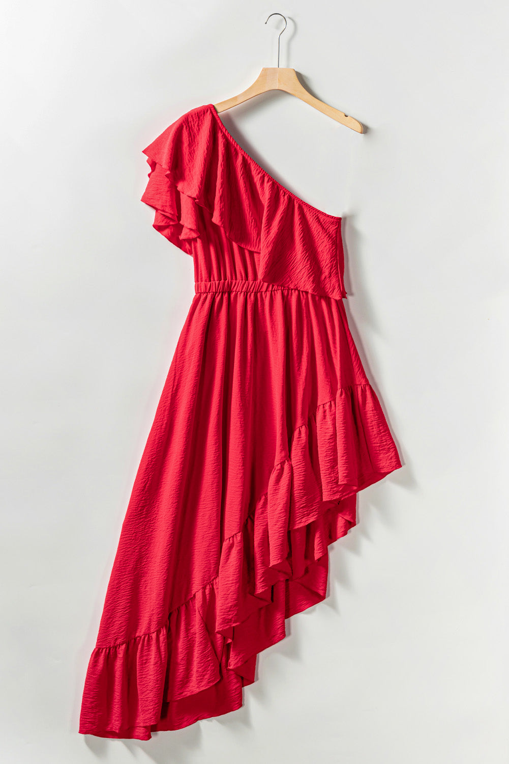 Robe longue rouge à une épaule et à volants, haute et basse