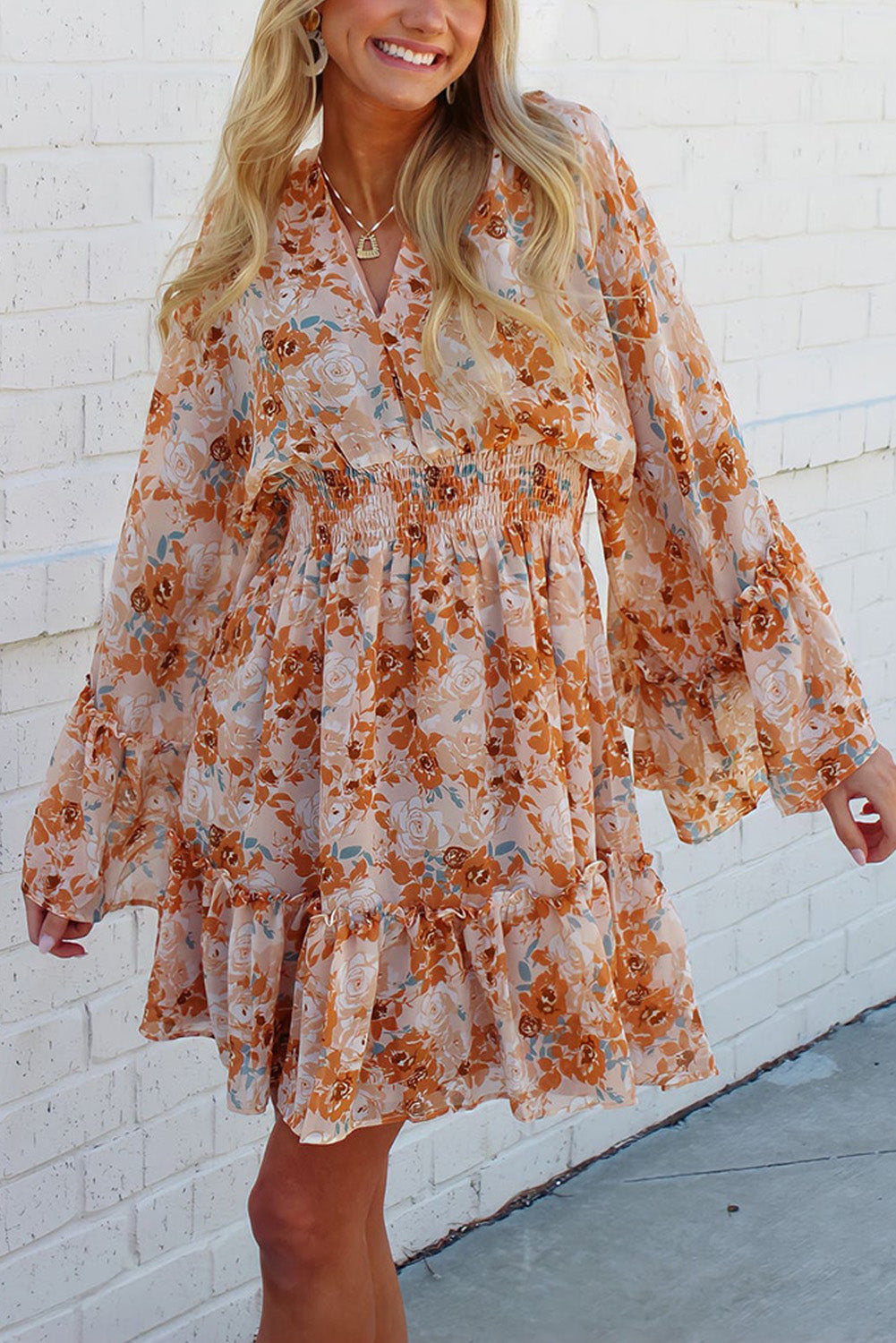 Robe orange fleurie à taille smockée