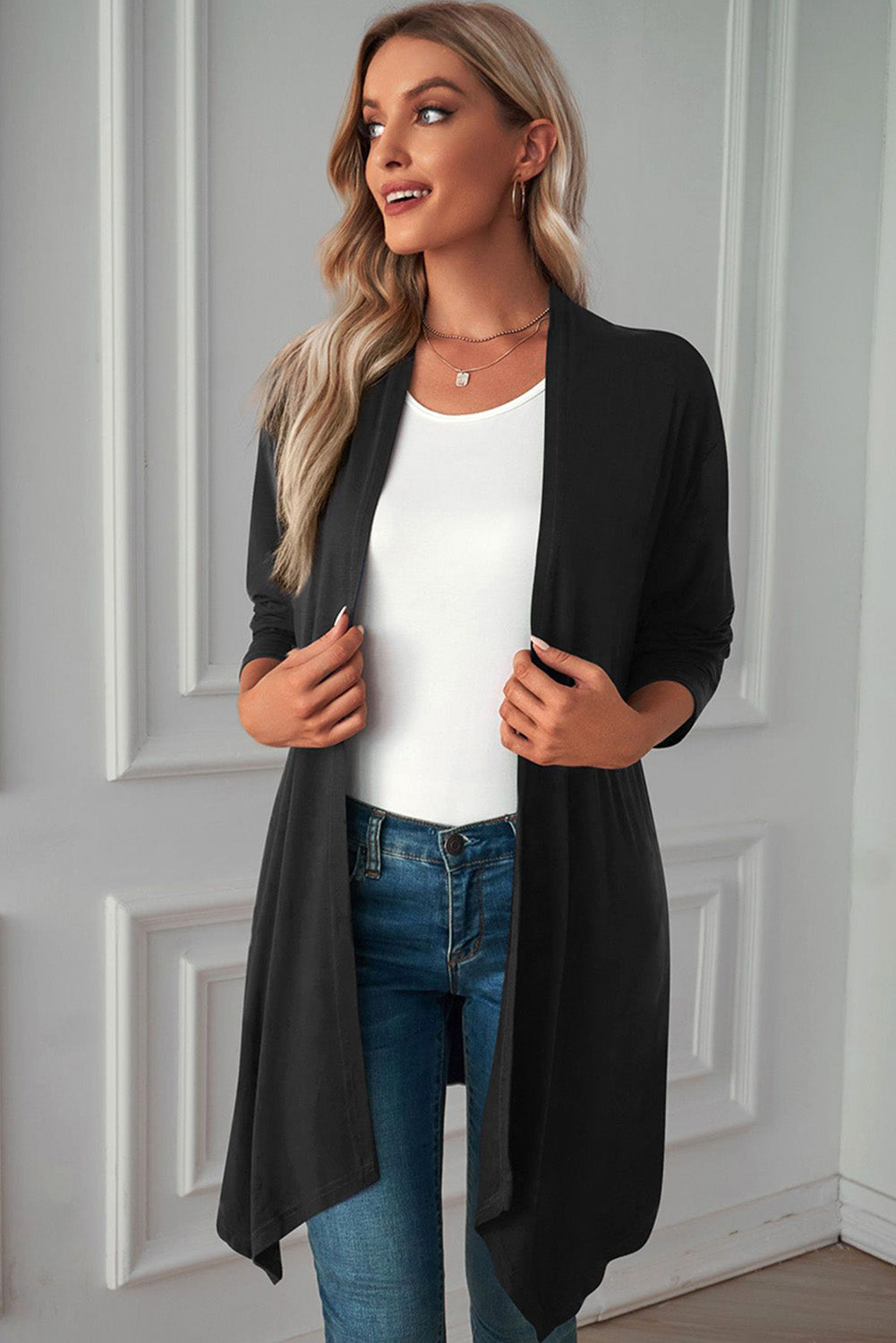 Cardigan doux noir uni ouvert sur le devant