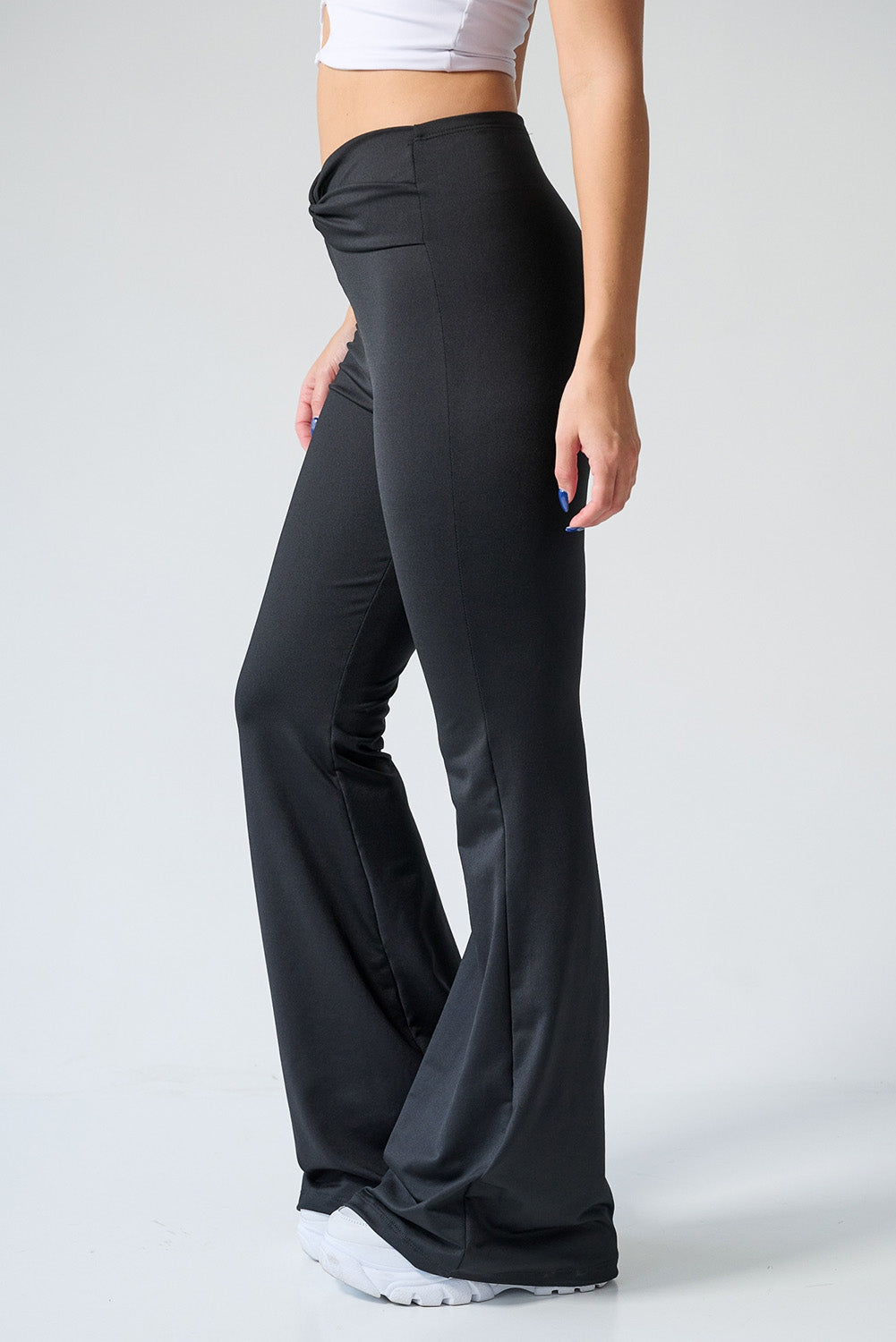 Pantalon évasé noir torsadé à taille froncée 