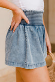 Short en jean évasé bleu taille haute smocké délavé à l'acide