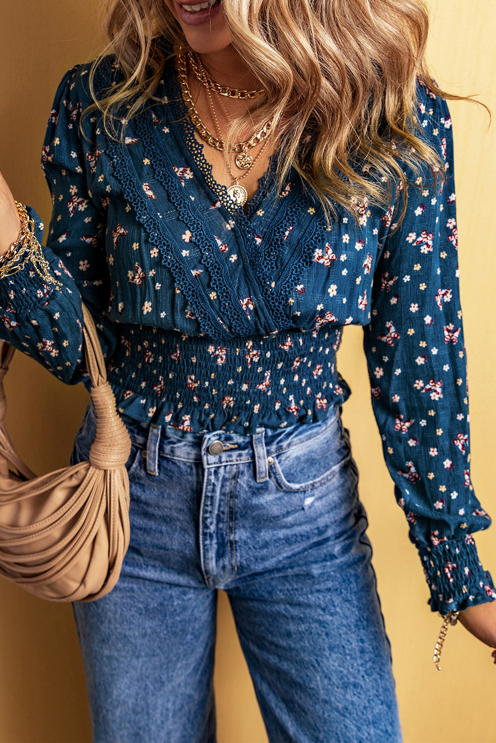 Blouse bleue à manches longues et smockée florale à col en V et bordure en dentelle