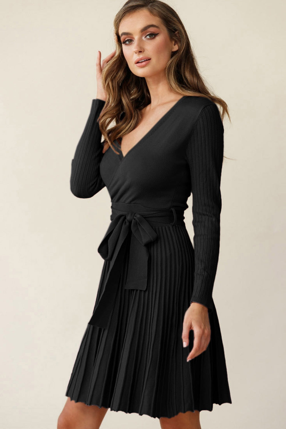 Robe pull plissée côtelée noire avec ceinture et col en V