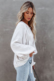 Blouse blanche en satin plissée à col en V et manches bouffantes