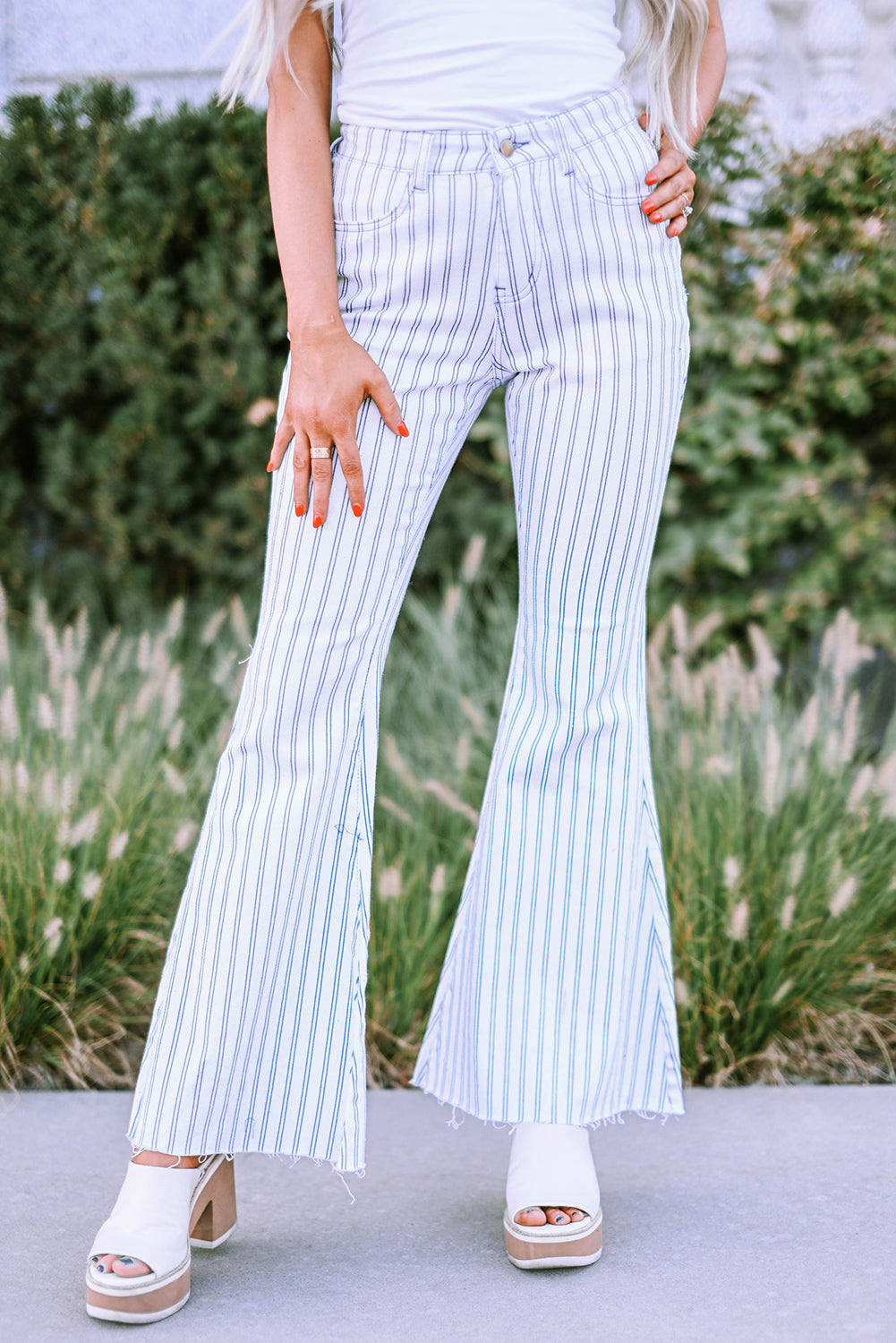 Pantalon évasé blanc taille haute à rayures et imprimé