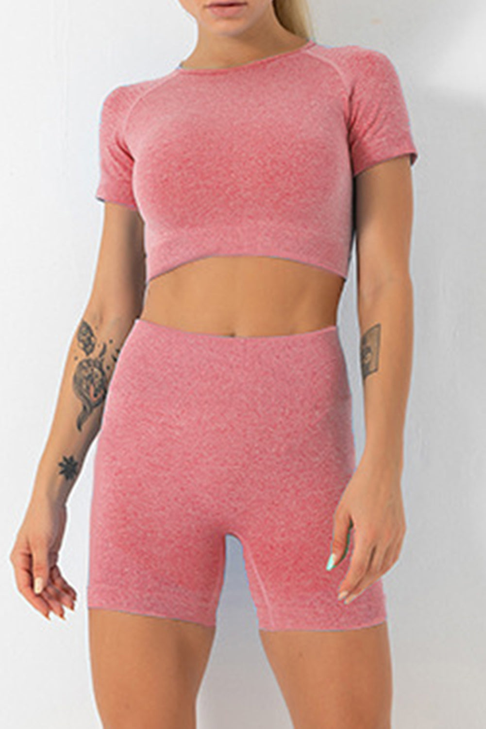 Ensemble de yoga avec haut court uni et short taille haute Rose