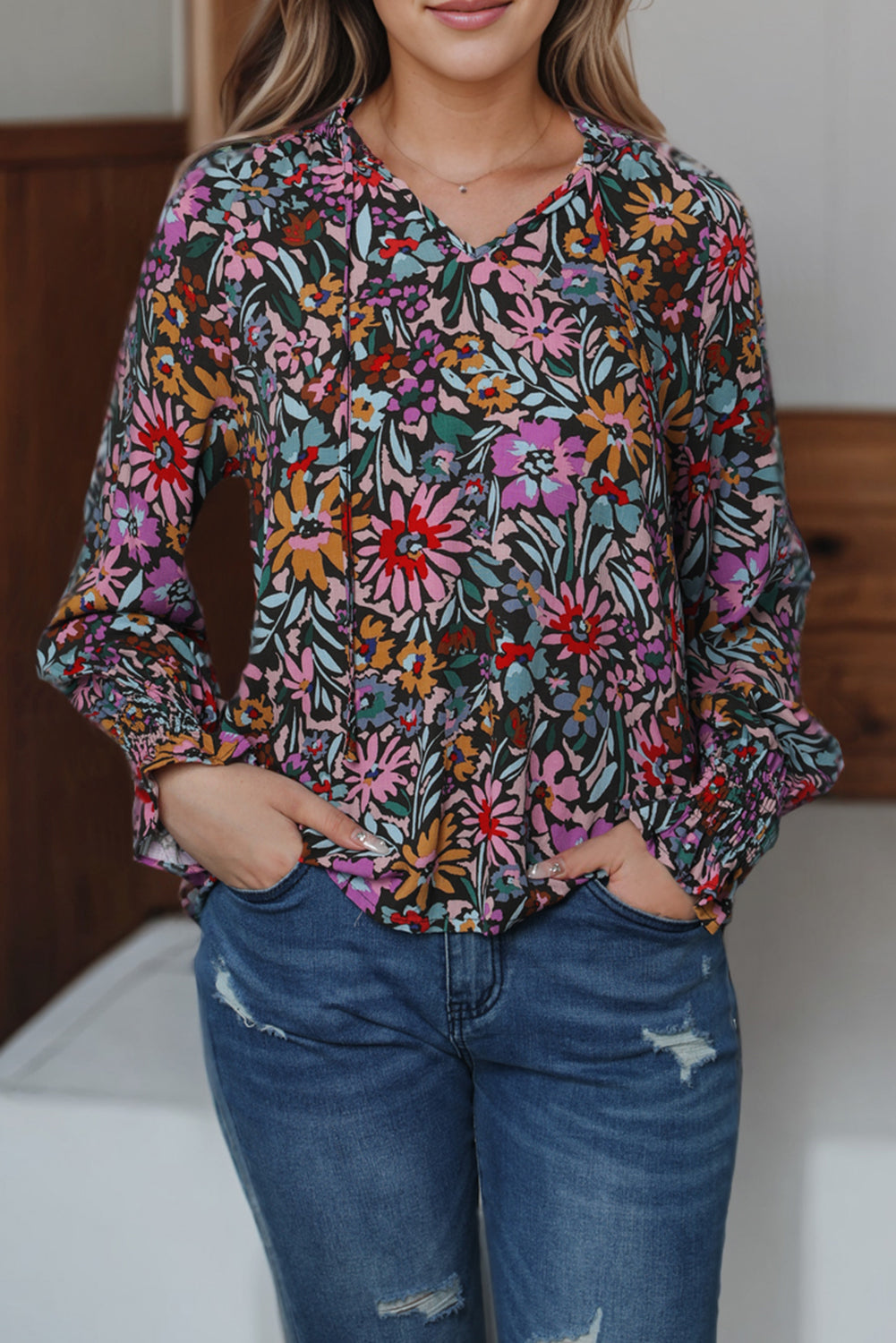 Blouse multicolore à col en V et manches longues à volants et imprimé floral