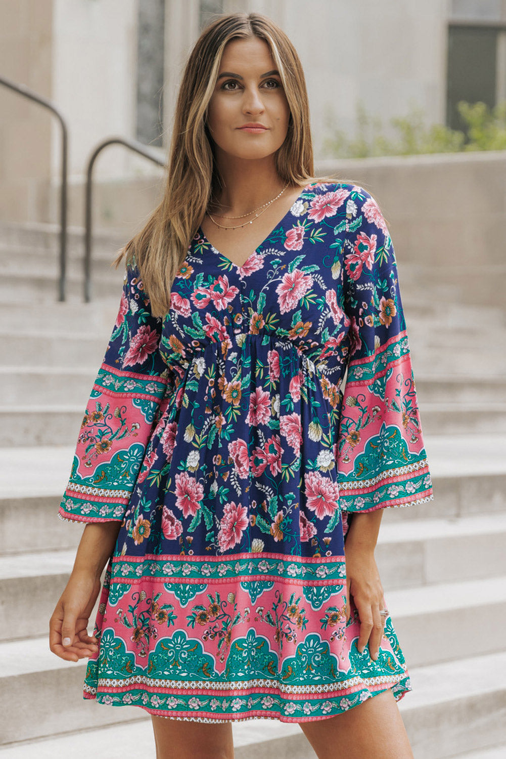 Robe florale bleue à manches et bracelet taille empire Boho