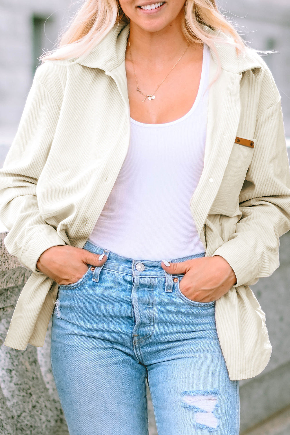 Veste longue boutonnée en velours côtelé beige avec poche sur le devant