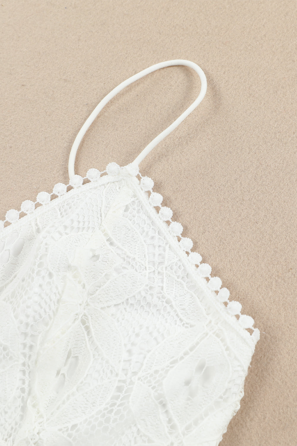 Bralette smockée blanche en dentelle au crochet à pois