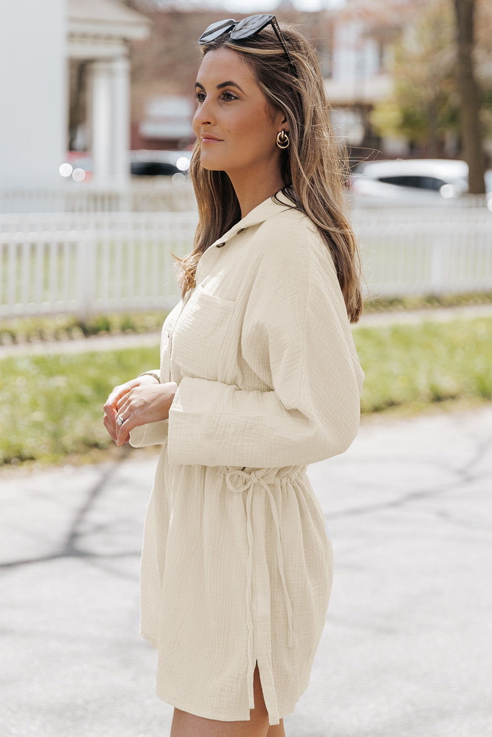 Robe beige avec poches boutonnées et cordon de serrage à la taille