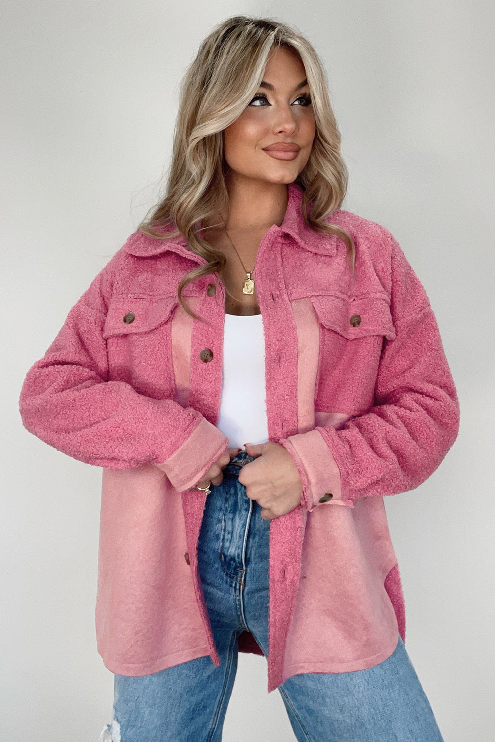 Veste sherpa rose avec poche à rabat boutonnée et color block