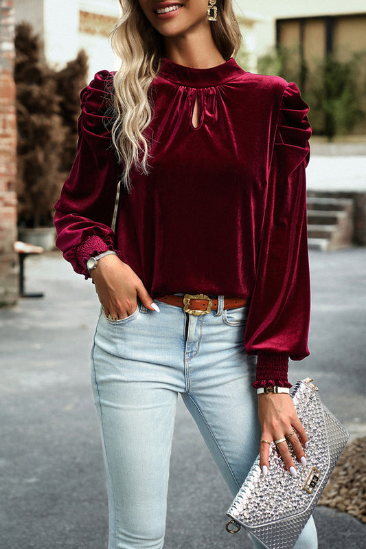 Blouse en velours rouge à col montant et manches bouffantes