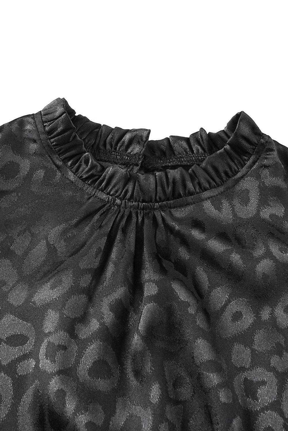 Robe sans manches à volants en satin noir avec lien à la taille et motif léopard