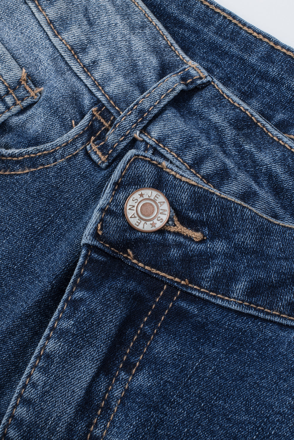 Jean skinny effet vieilli bleu ciel avec braguette zippée et bouton asymétrique