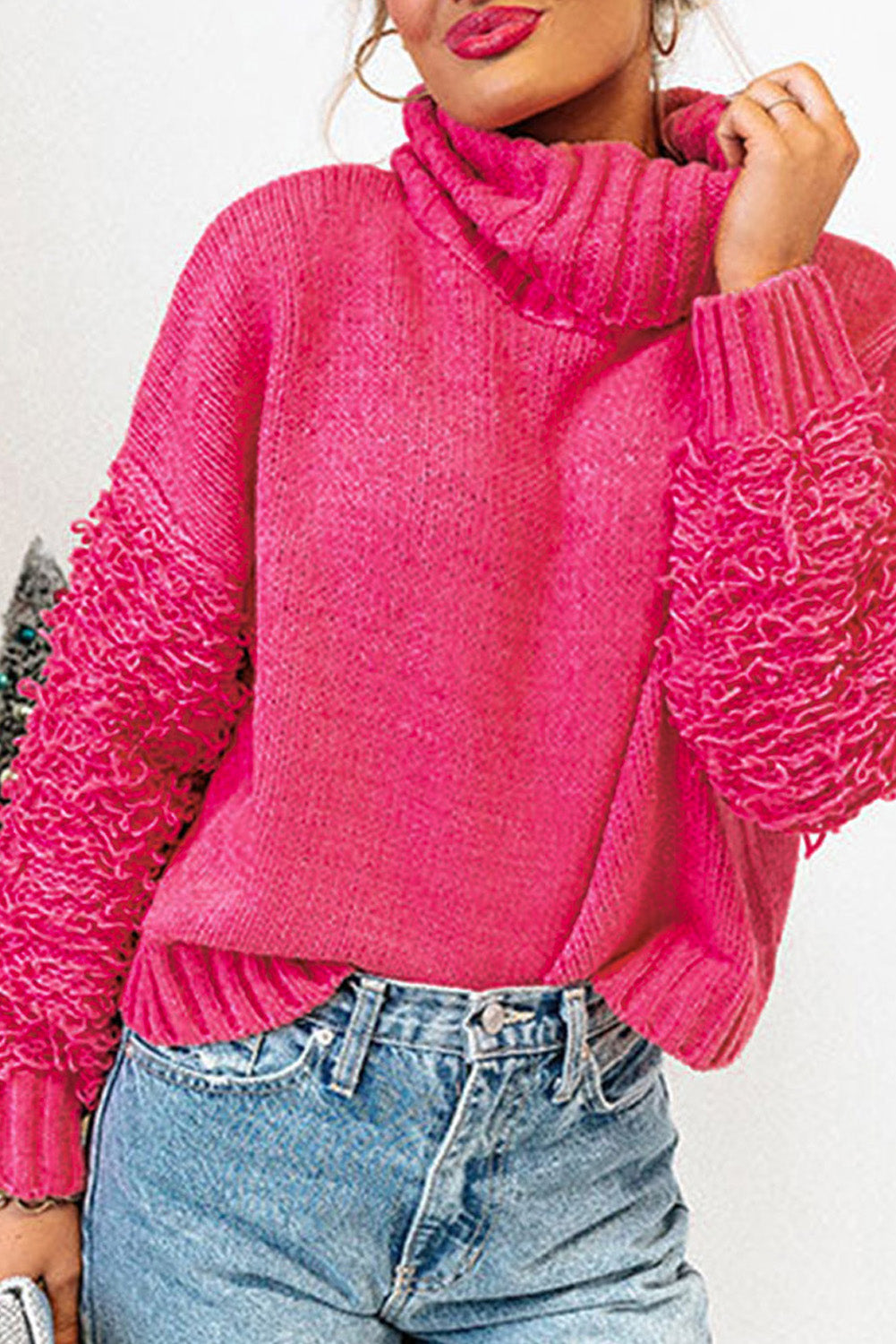 Pull en tricot côtelé rose à manches pelucheuses et col roulé