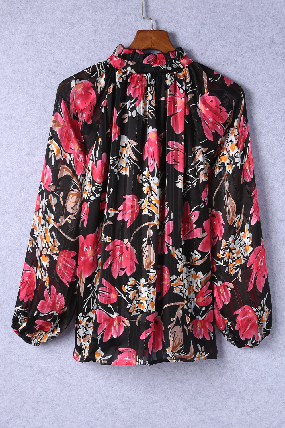 Blouse florale noire à col à volants 