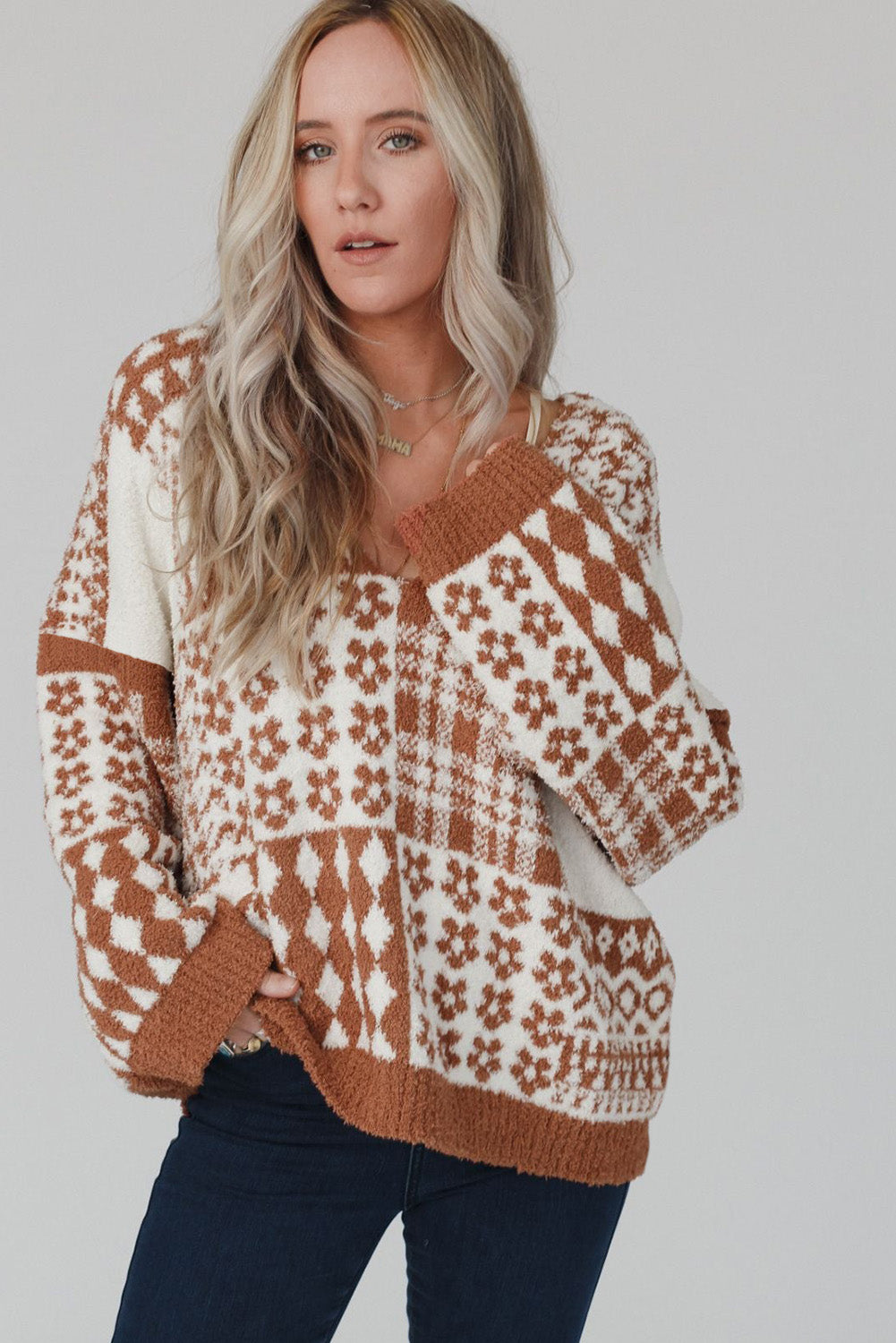 Pull surdimensionné à col en V et motifs variés marron