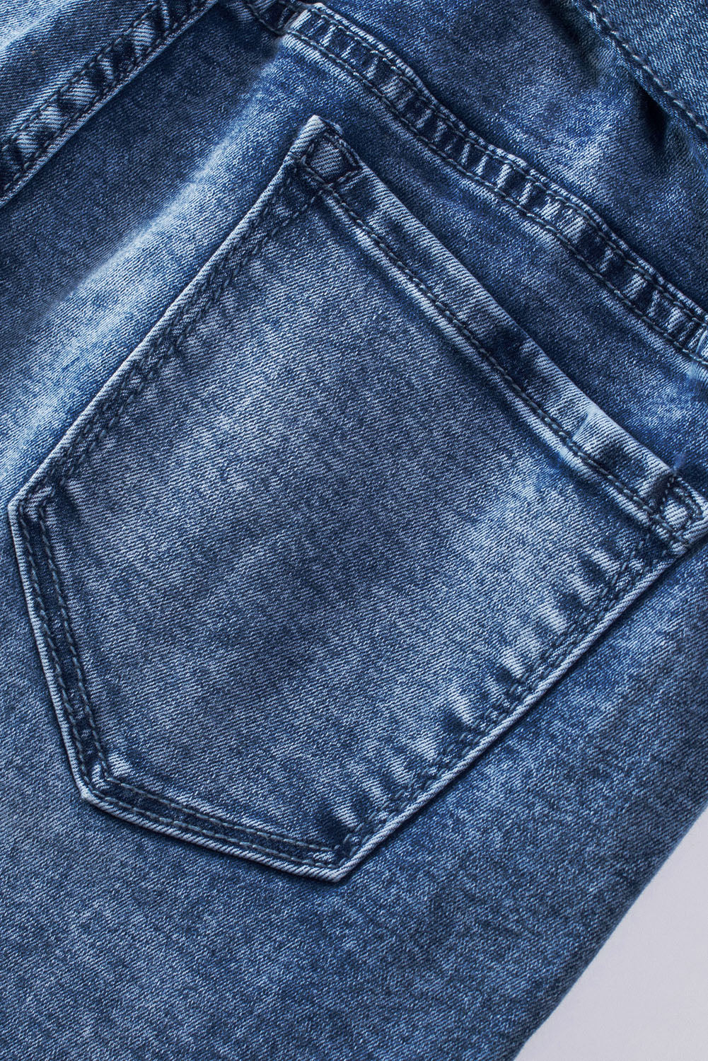 Jean skinny bleu à coutures et coutures hautes avec nœud