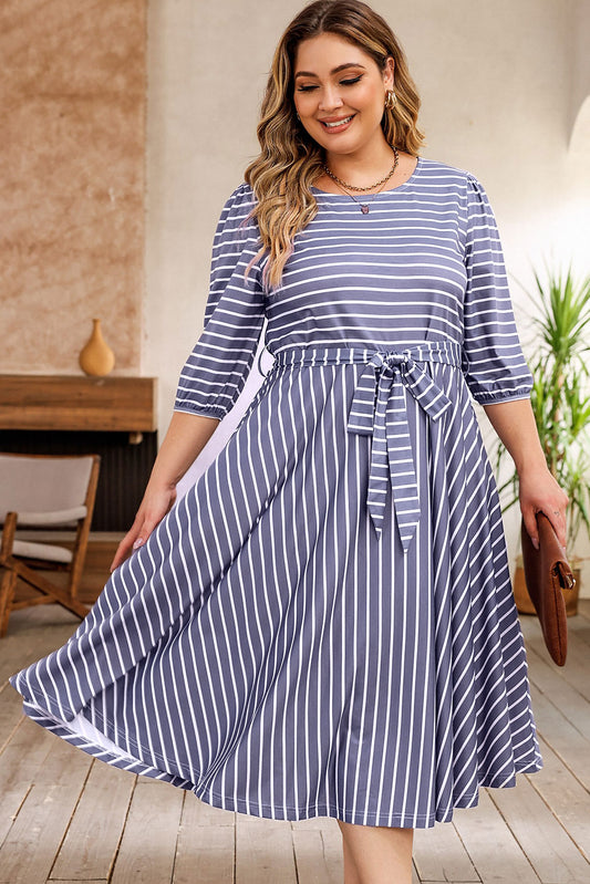 Robe grise rayée nouée à la taille, manches 3/4, grande taille