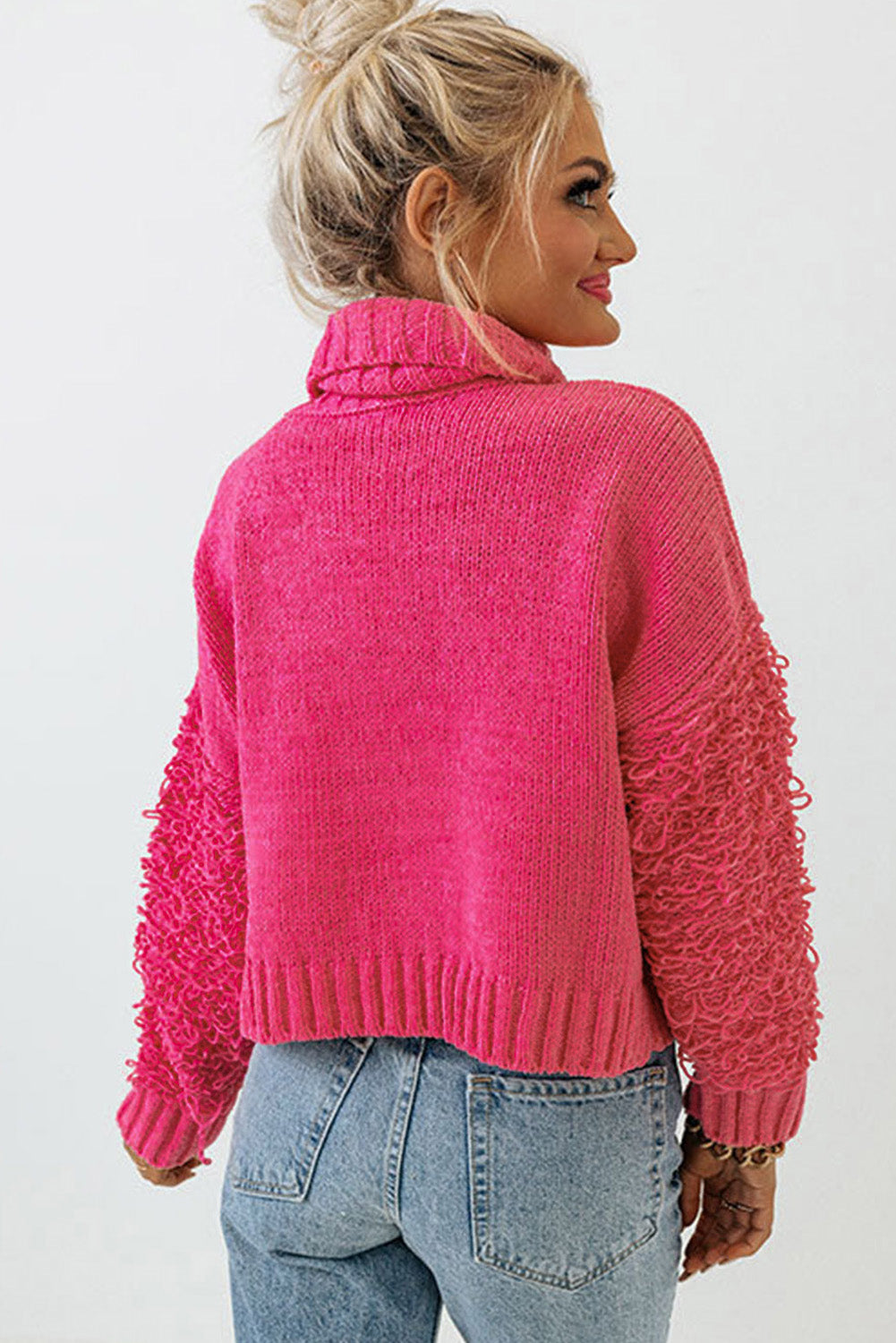 Pull en tricot côtelé rose à manches pelucheuses et col roulé