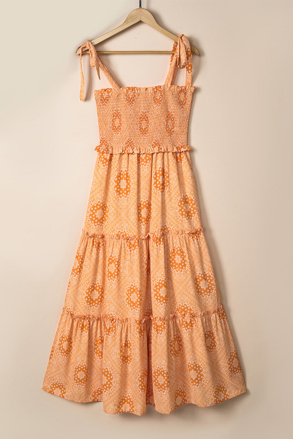 Robe longue smockée à plusieurs niveaux avec bretelles à lacets et imprimé floral style bohème orange