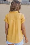 Chemise jaune roulée à manches courtes et imprimé à pois